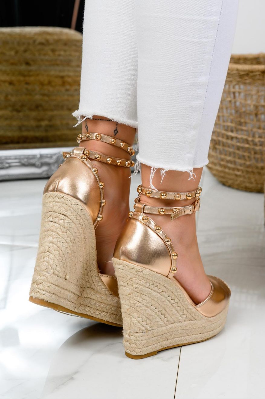 Espadrillas oro rosa metallizzate con zeppa alta e borchie oro