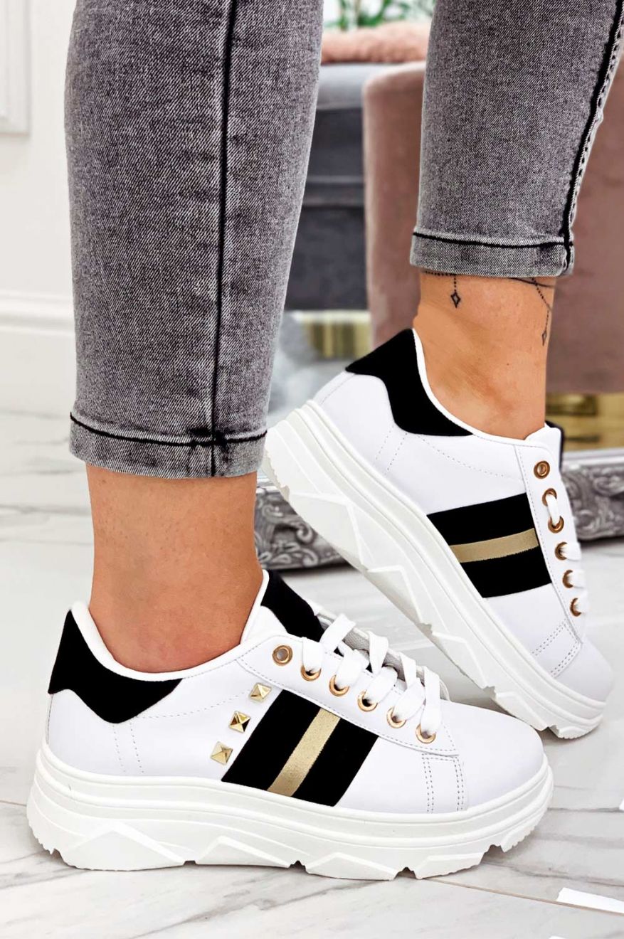 Zapatillas blancas con tachuelas e inserciones doradas