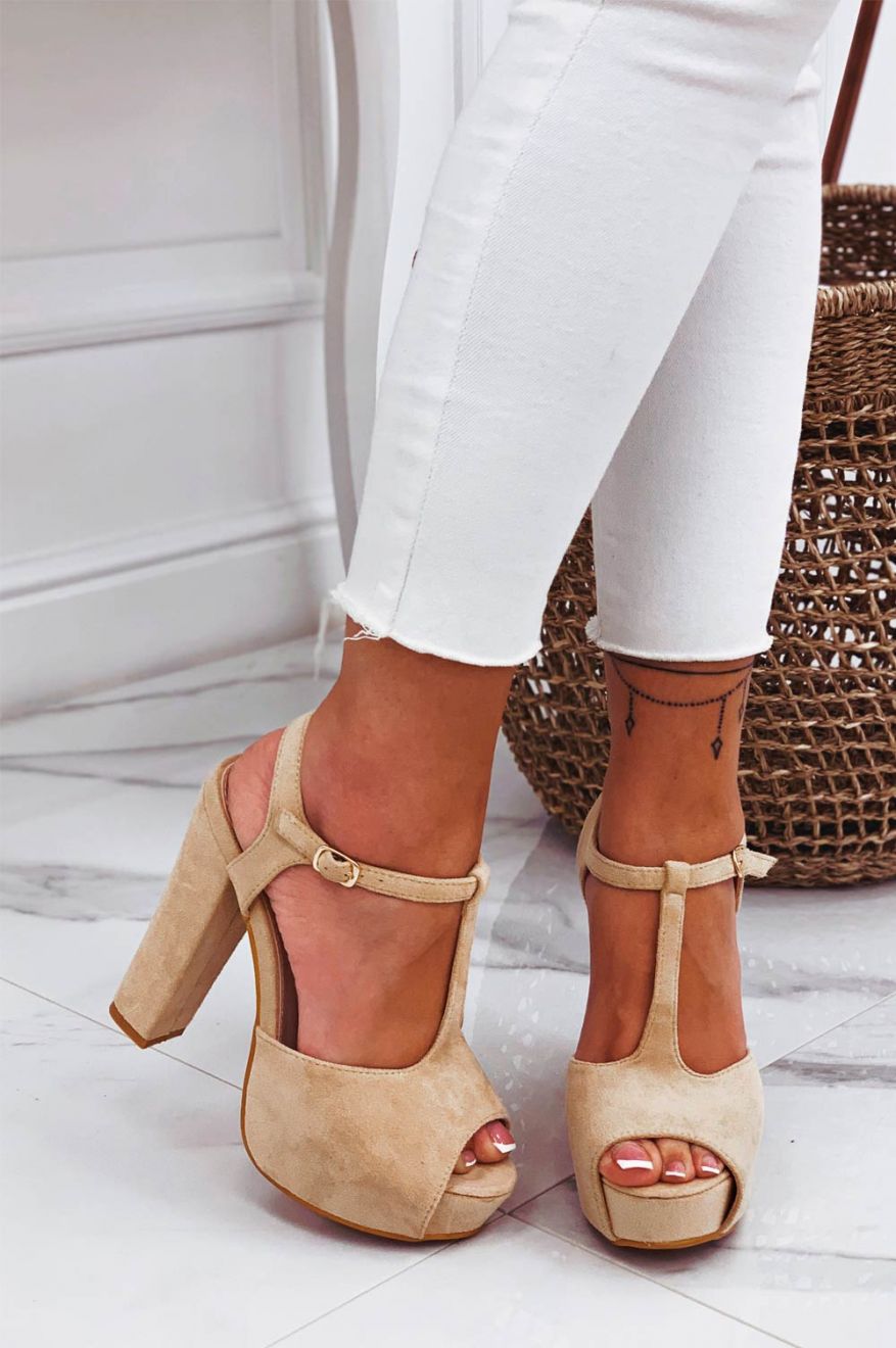 Sandali beige scamosciati con tacco comodo e chiusura a T