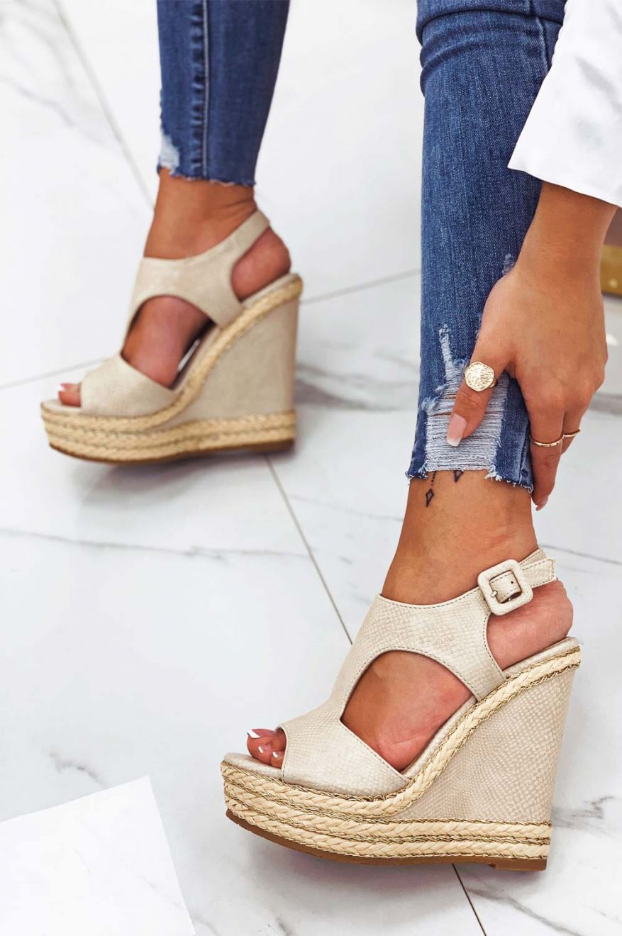 Sandali beige con zeppa e inserti in corda oro