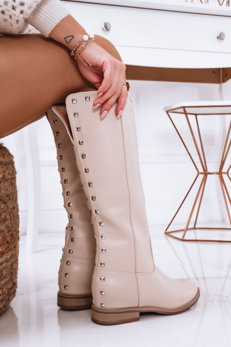 BEATRIX - Stivali beige con zeppa interna e borchie sul retro