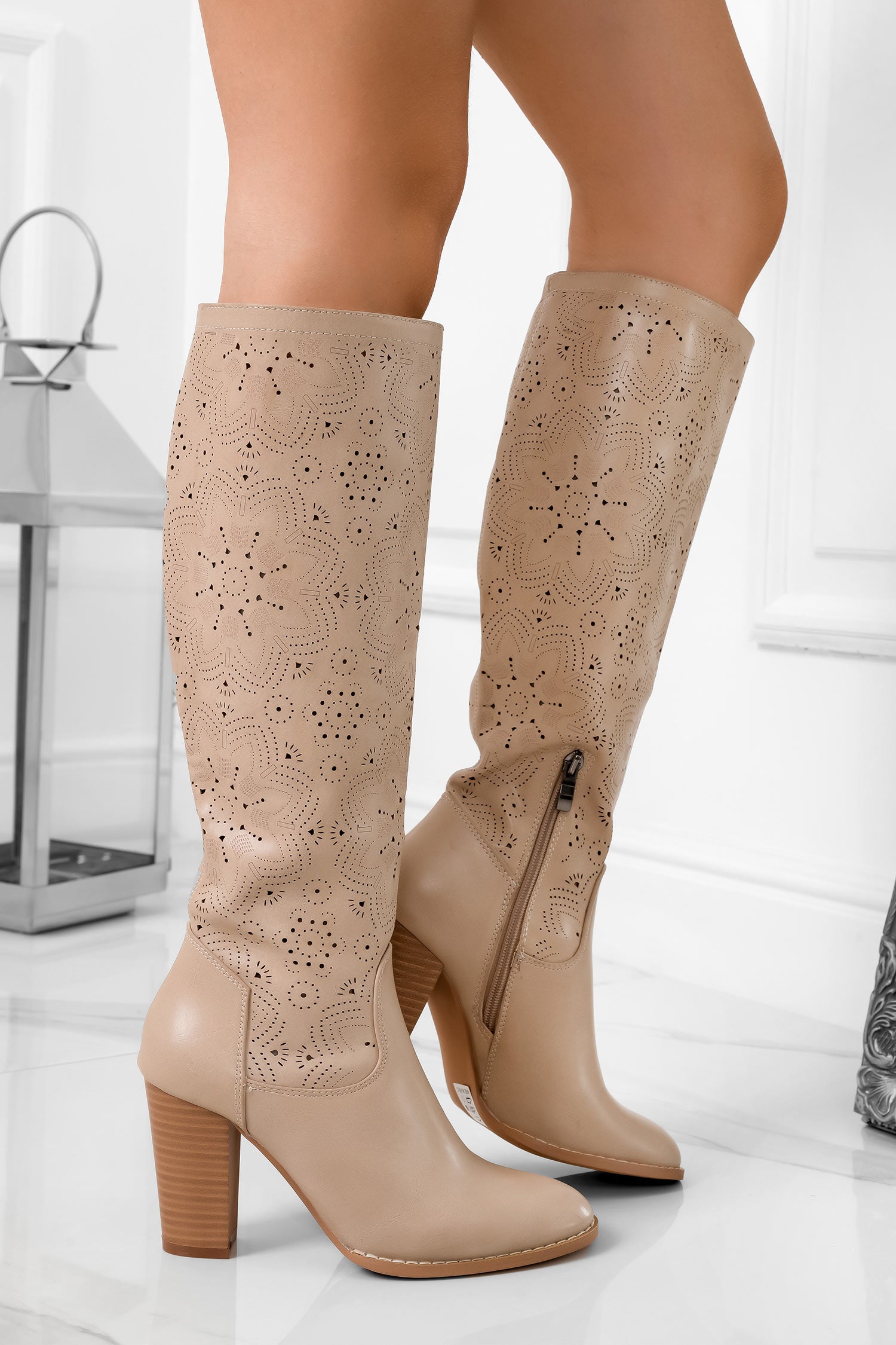 Bottes beiges ajourées en similicuir avec talon confortable