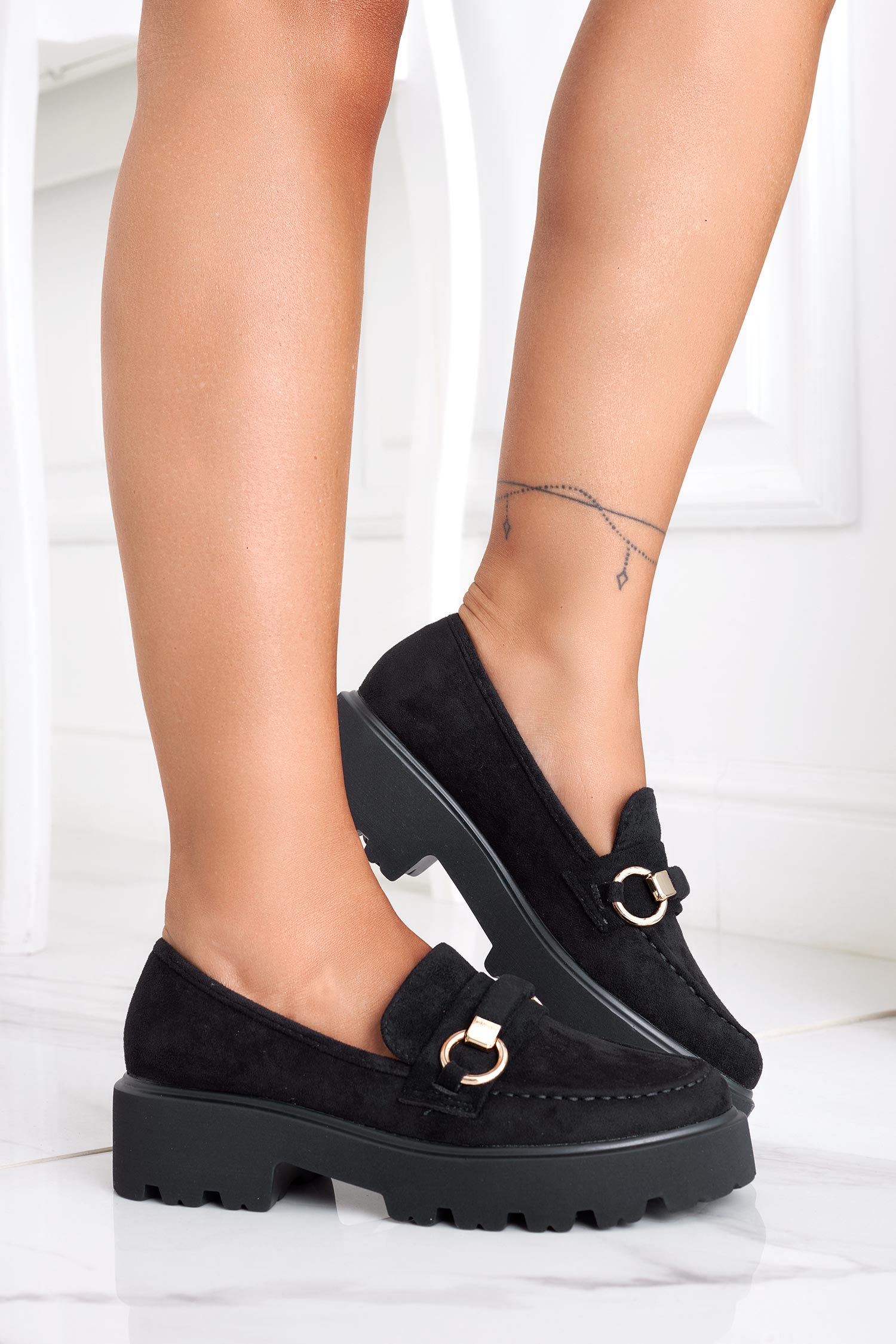 Mocassins noirs avec boucle dorée