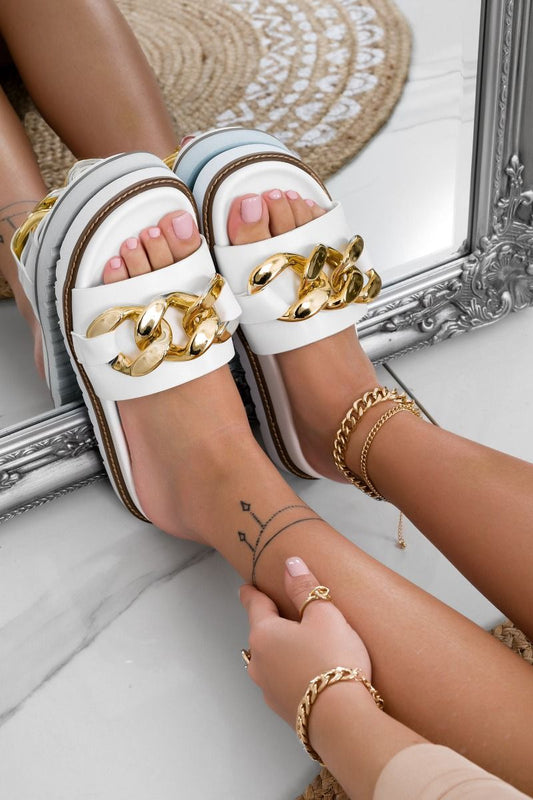Sandali bianchi a ciabatta con catena oro