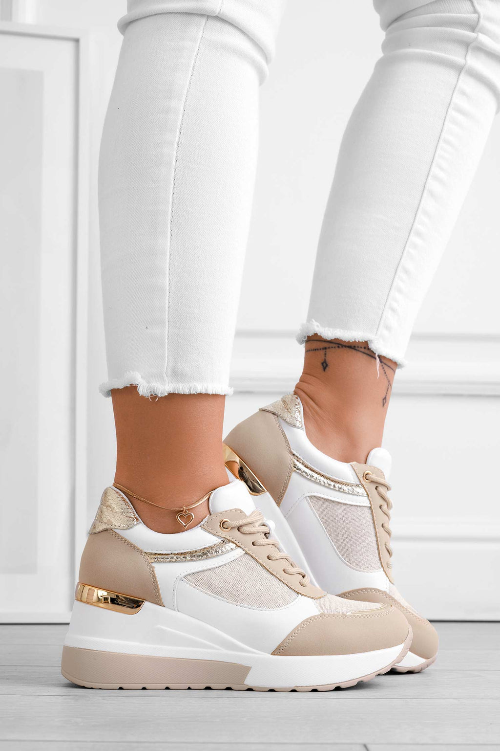 Sneakers fango con inserti in tessuto glitter oro