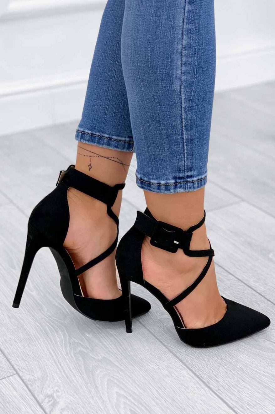 Pumps with stiletto heel and black buckle