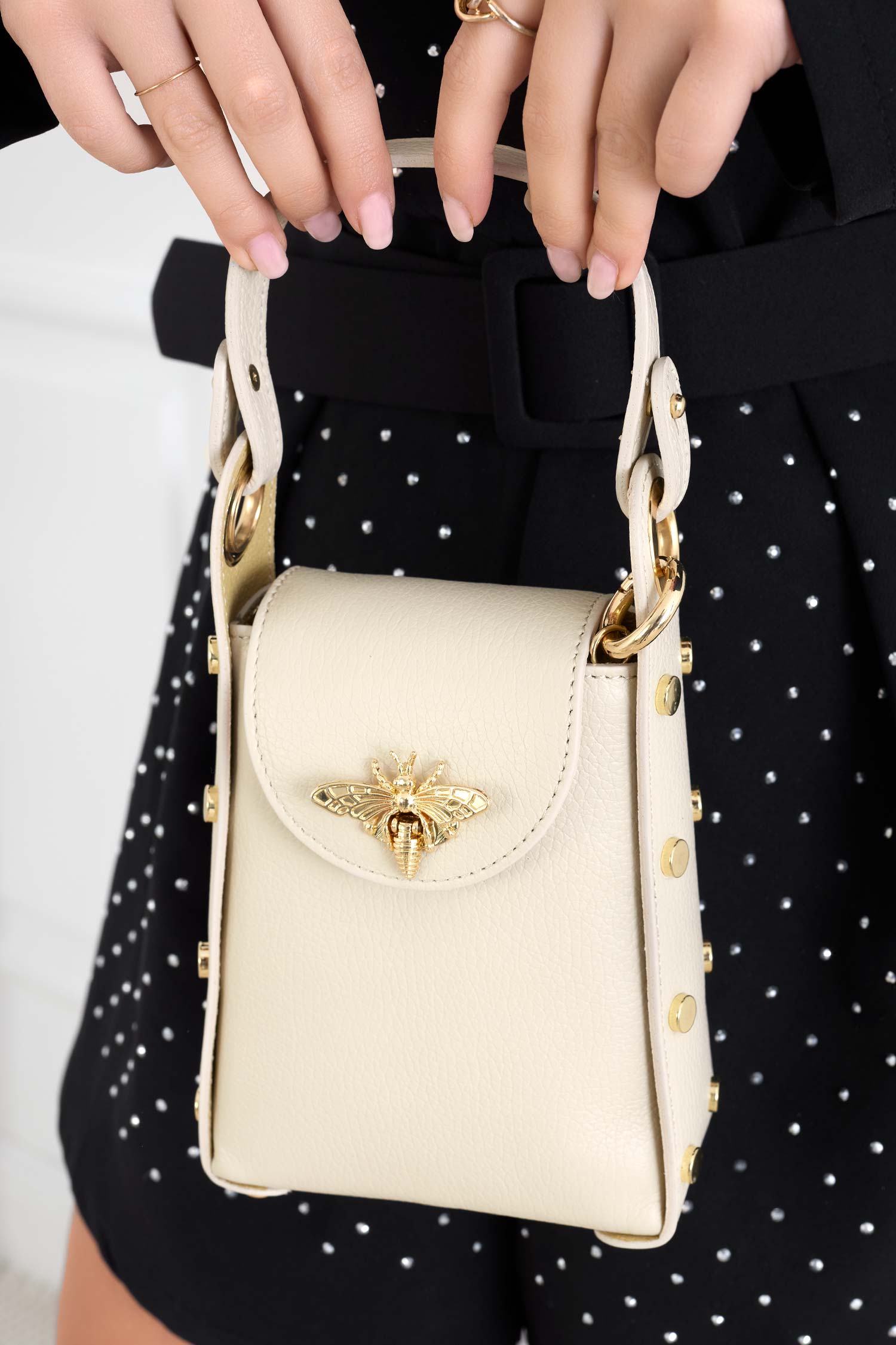 Sac beige à main avec clous dorés et bandoulière amovible