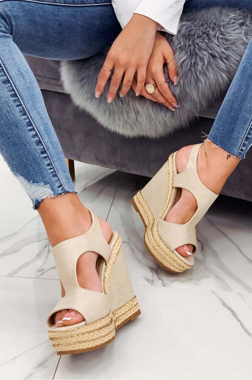 Sandali beige con zeppa e inserti in corda oro