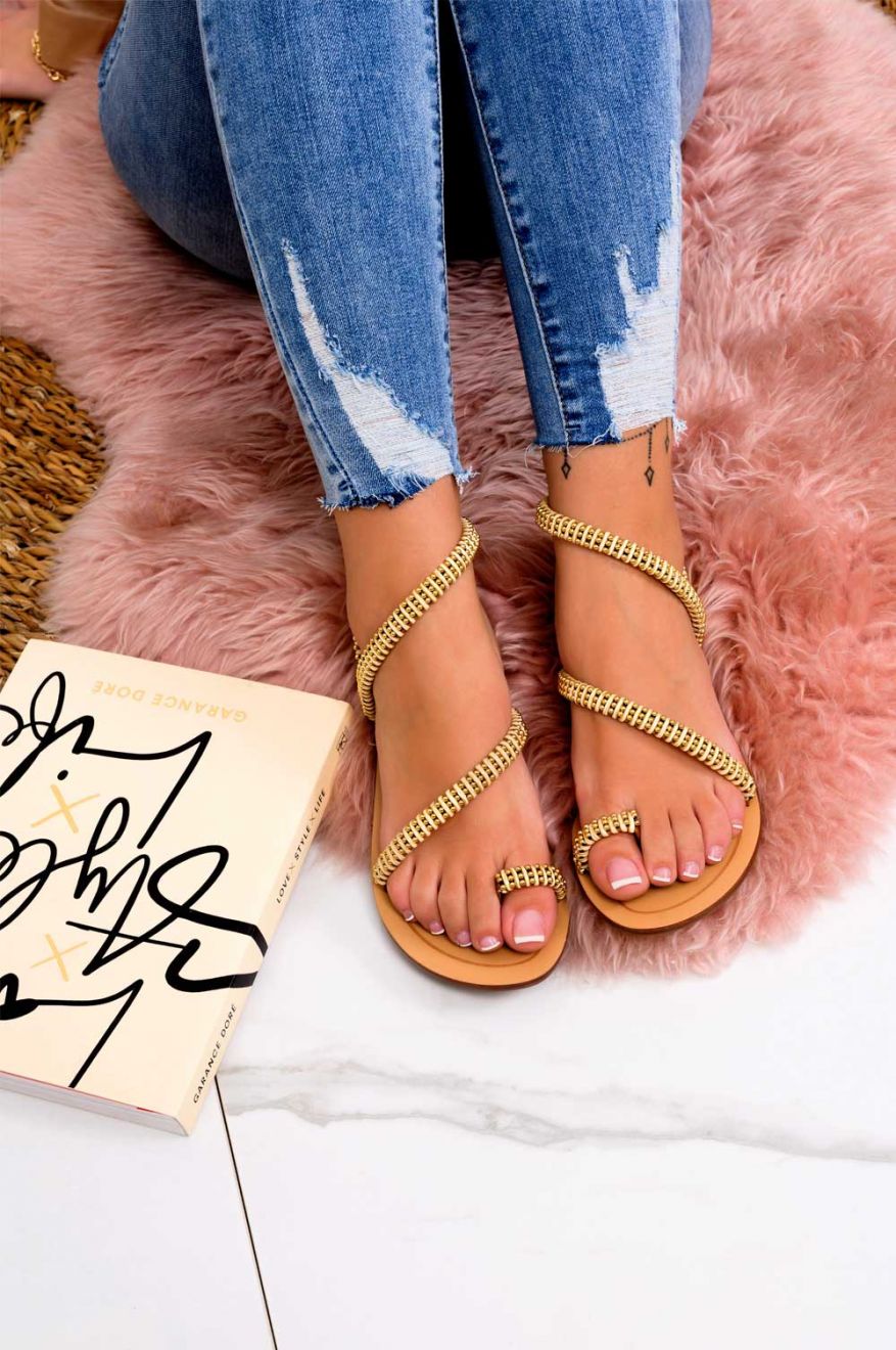 Sandali infradito bassi camel con applicazioni in oro