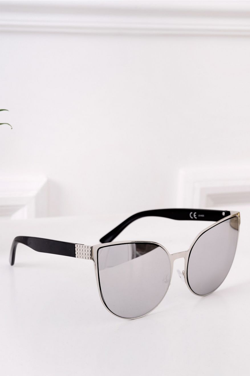 Sunglasses with silver mirrored lenses