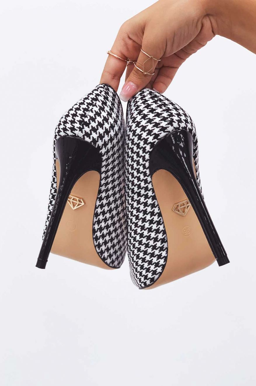 Escarpins noirs pied-de-poule avec talon et bout verni