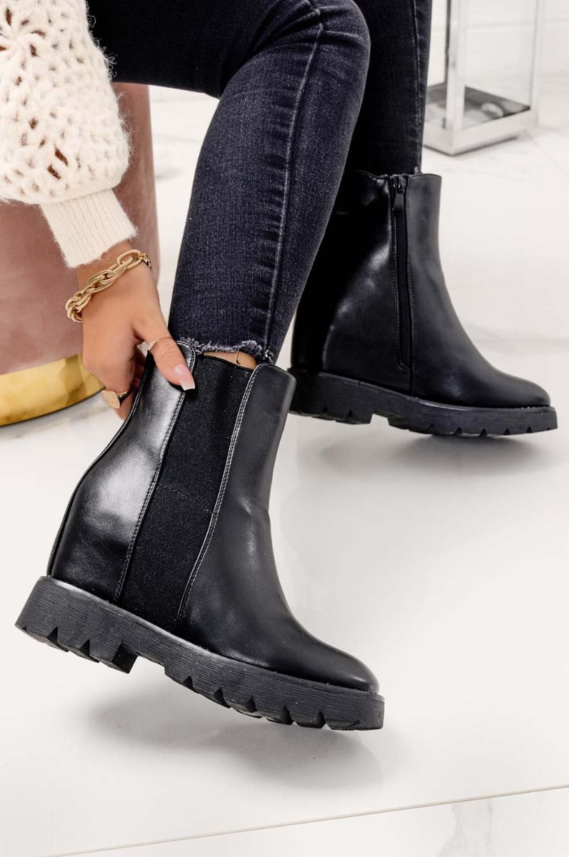 Black ankle boots with internal wedge and elastic