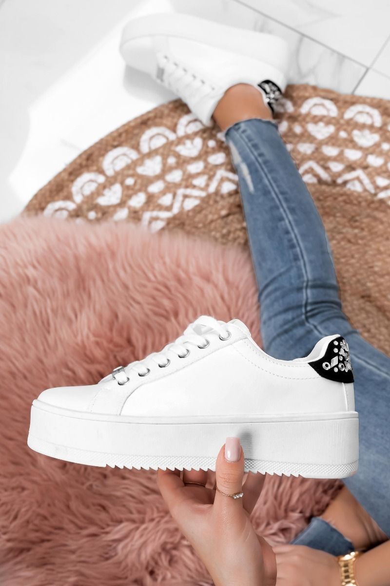 CARRY - Zapatillas blancas con acabados plateados y parte trasera negra con piedras