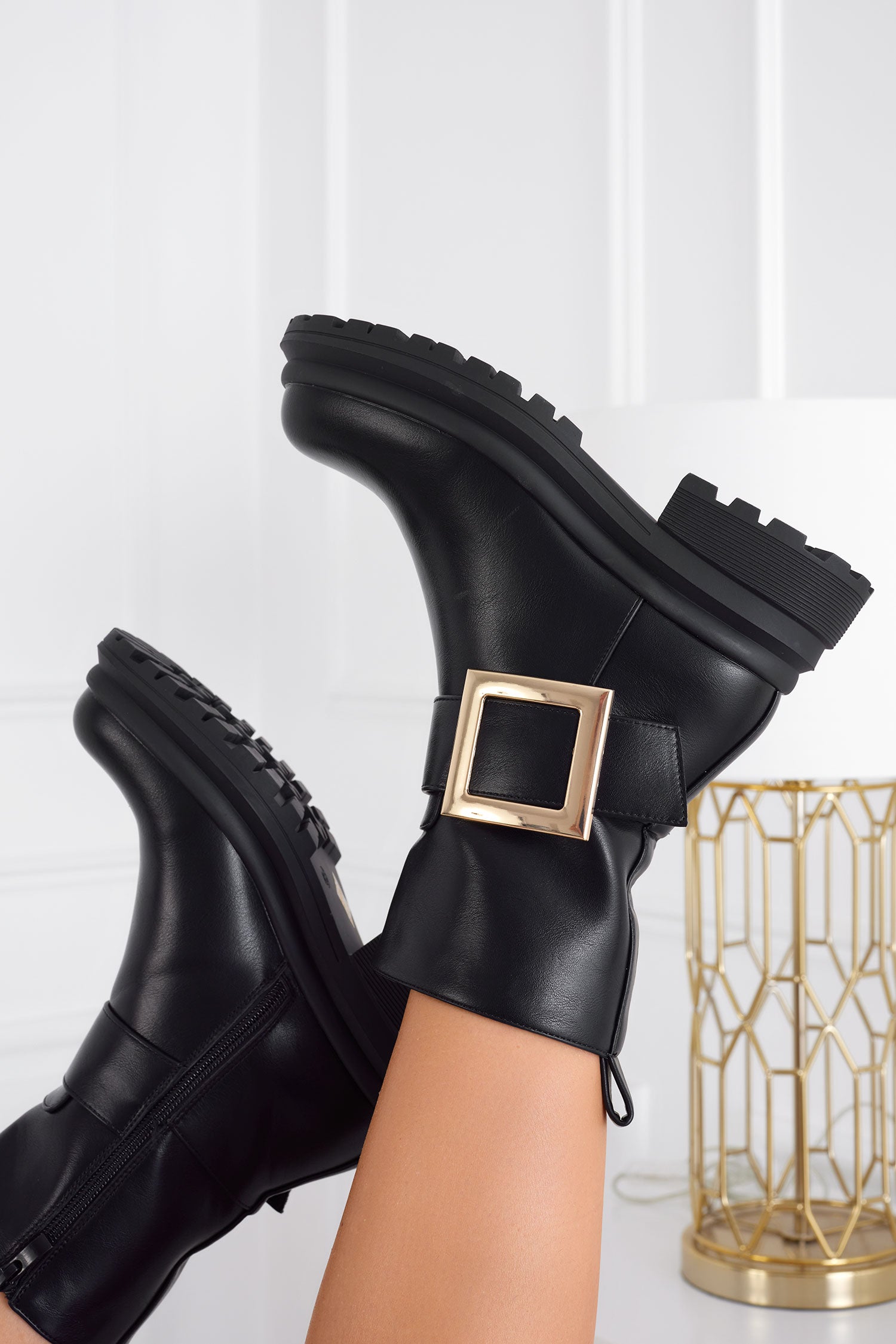 Bottines noires avec boucle dorée