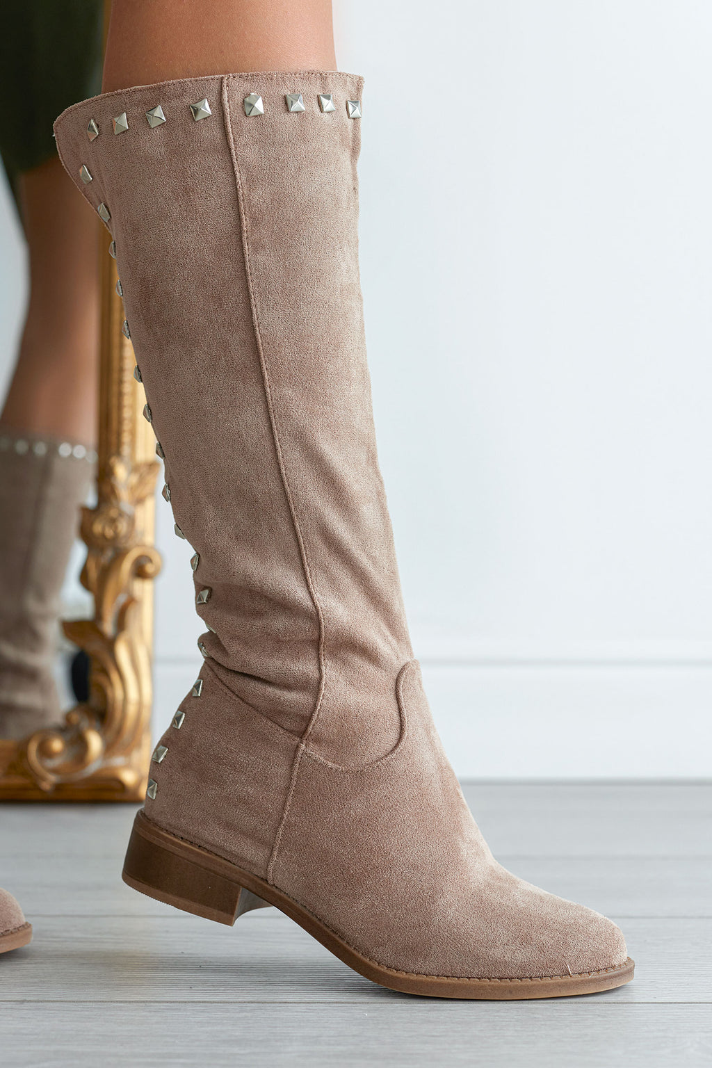BEATRIX - Bottes Alexoo taupe avec semelle compensée intérieure et clous à l'arrière