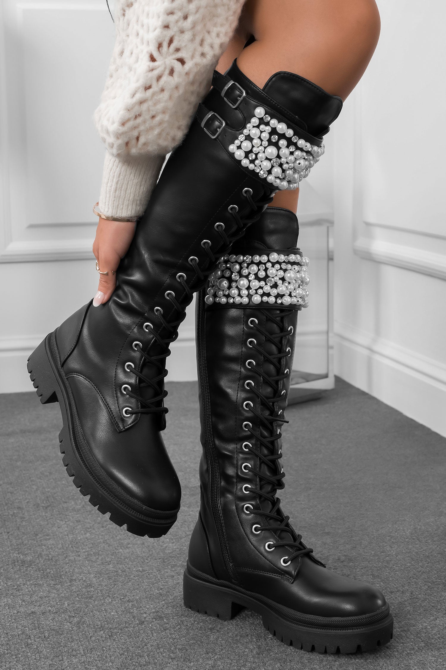 Bottes noires style militaire avec perles et strass