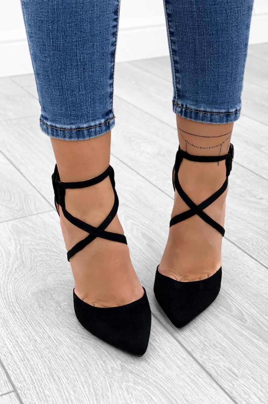 Pumps with stiletto heel and black buckle