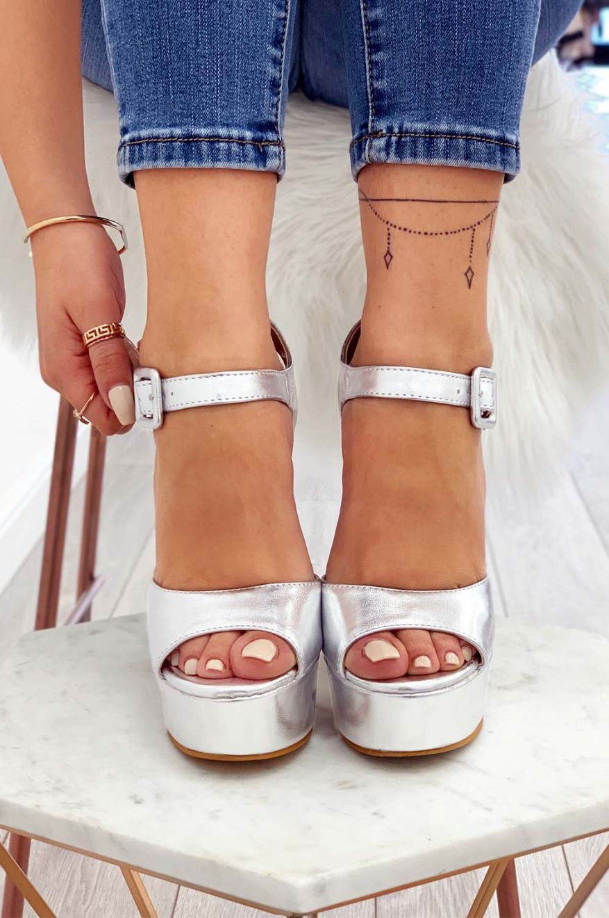 Sandali argento metallizzati con tacco alto