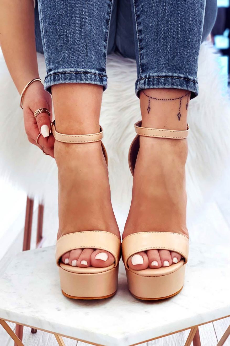Sandali beige in finta pelle con tacco alto e cinturino