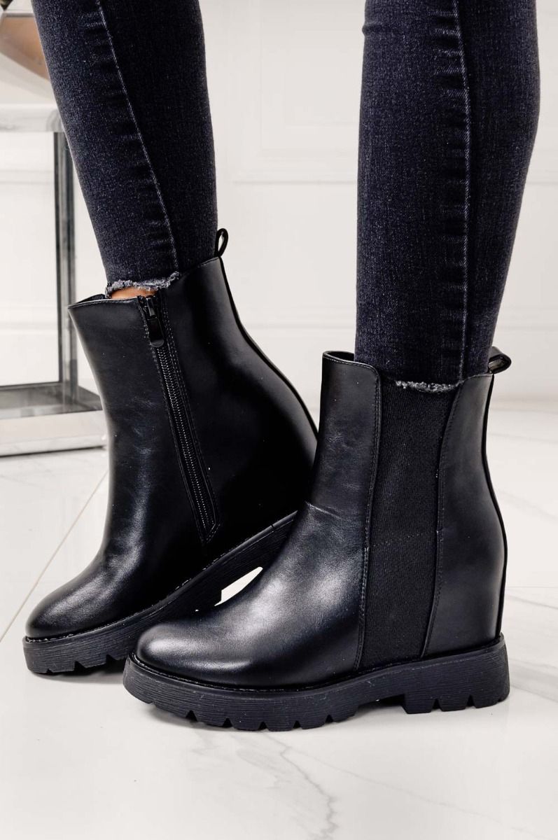 Black ankle boots with internal wedge and elastic