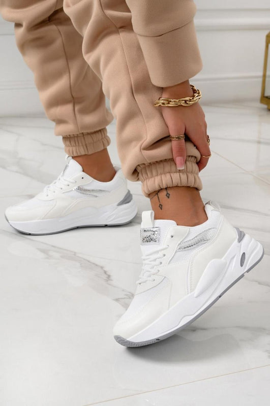 Sneakers bianche con inserti laminati argento e lacci