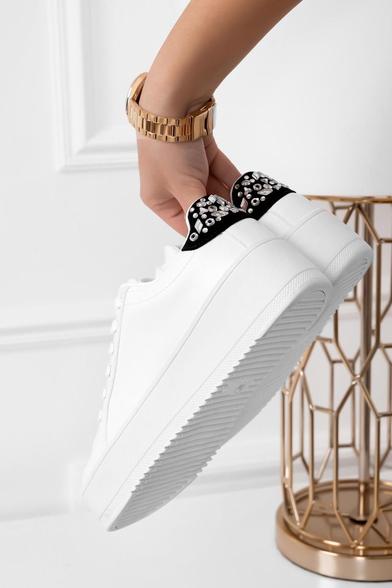 CARRY - Zapatillas blancas con acabados plateados y parte trasera negra con piedras