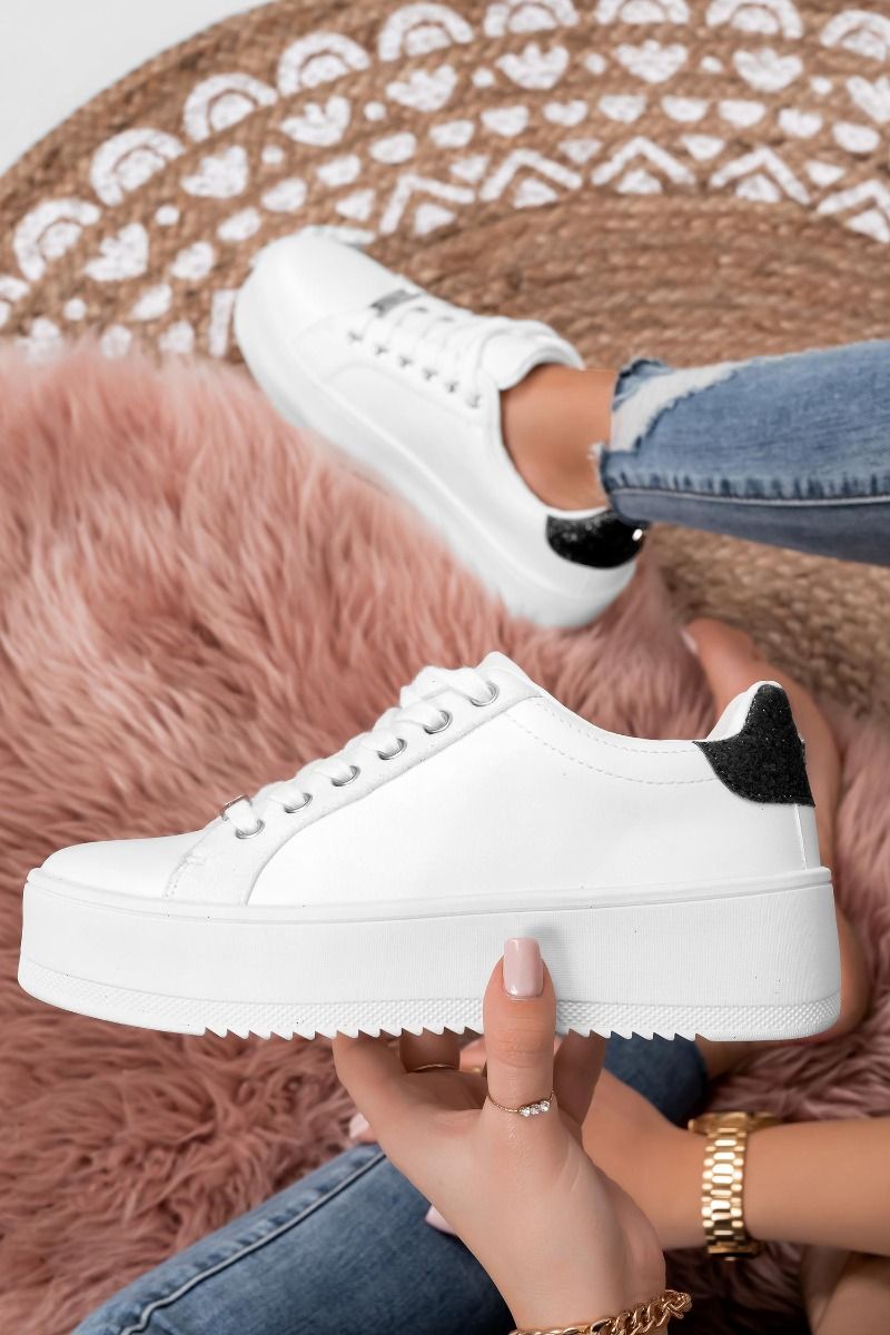 CARRY - Zapatillas blancas con acabados plateados y talón de glitter negro