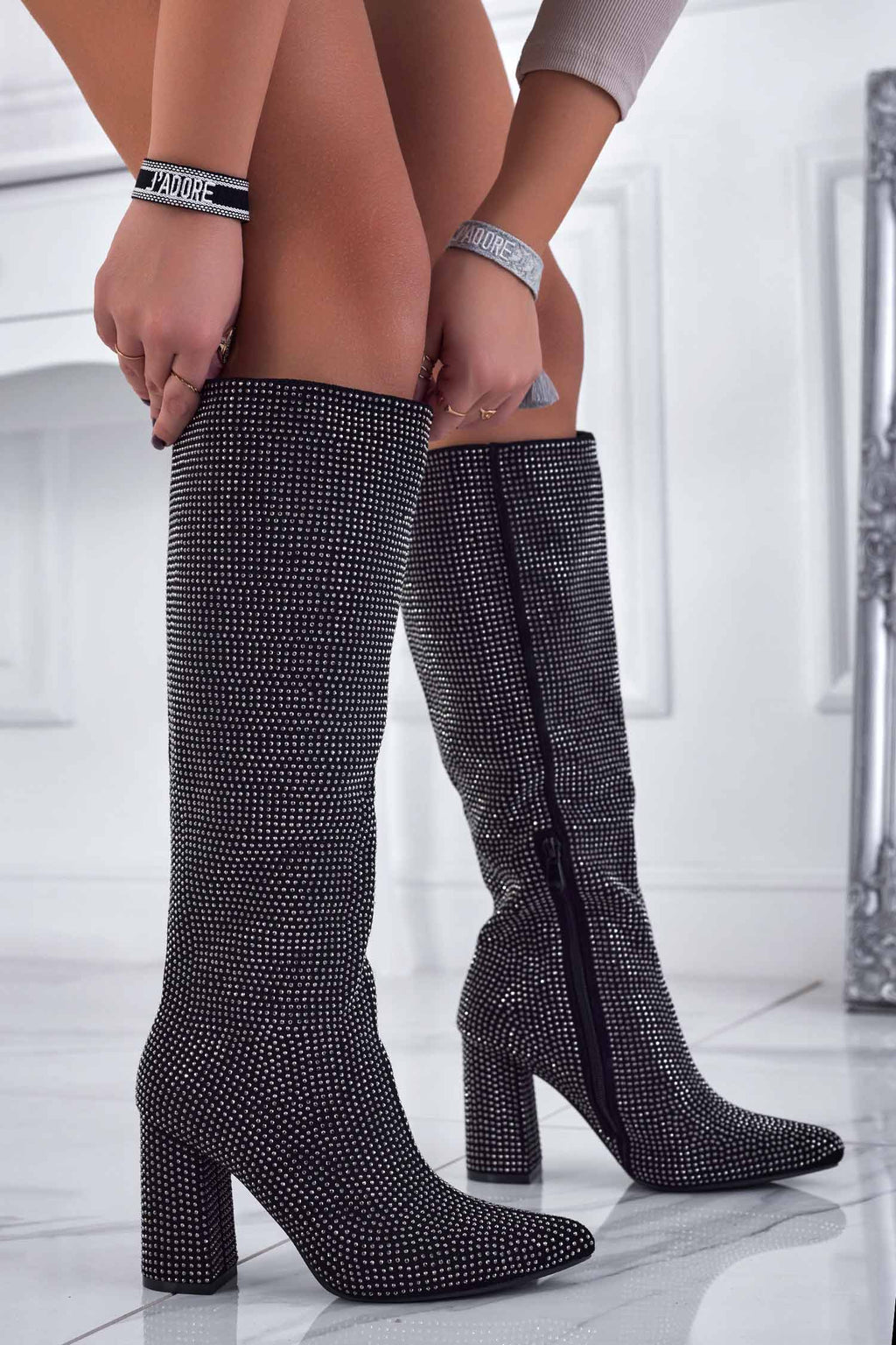 Bottes argentées ornées de strass avec talon confortable