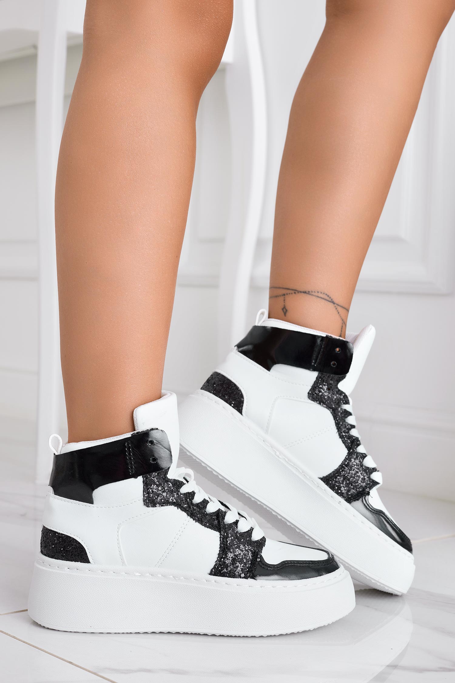 Sneakers bianche con inserti glitter neri