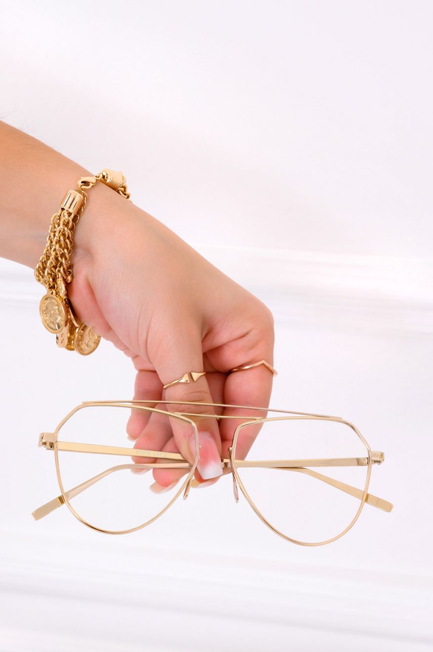 Lunettes avec verres transparents et monture dorée