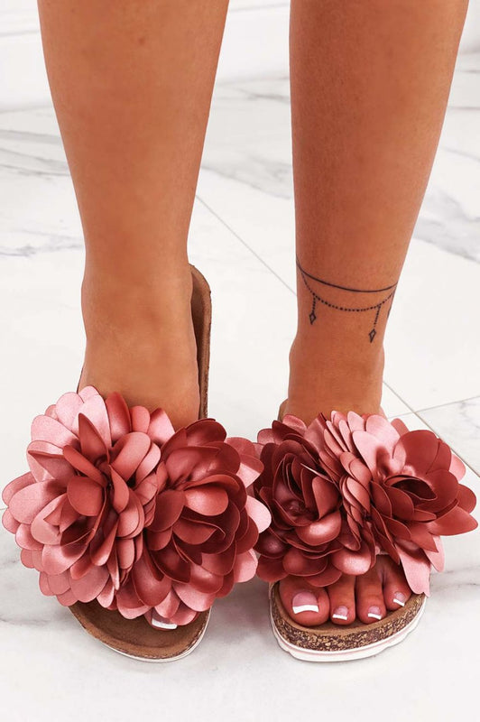 Sandali a ciabatta rosa con fiori applicati