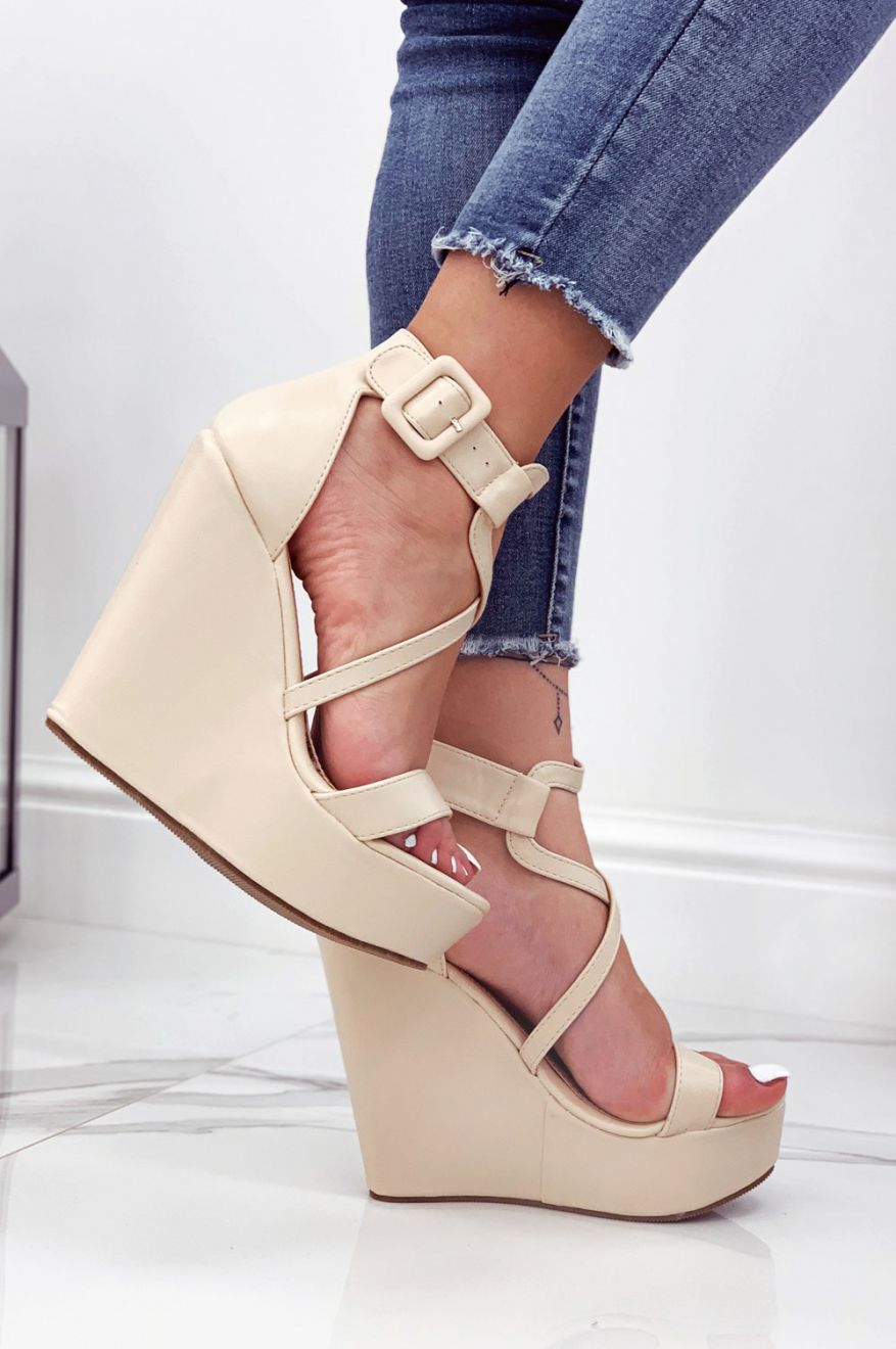 Sandali beige in finta pelle con zeppa
