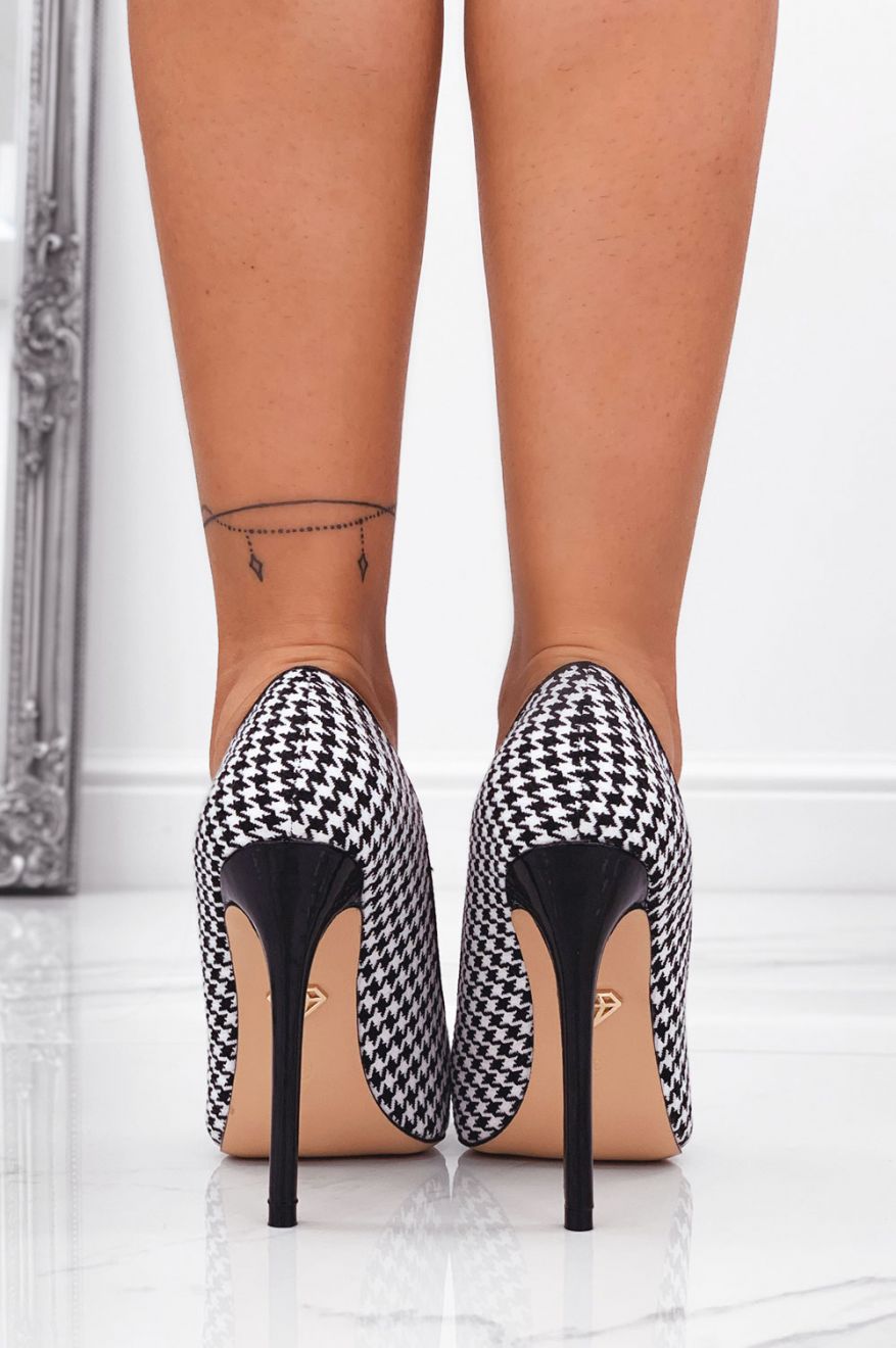 Escarpins noirs pied-de-poule avec talon et bout verni