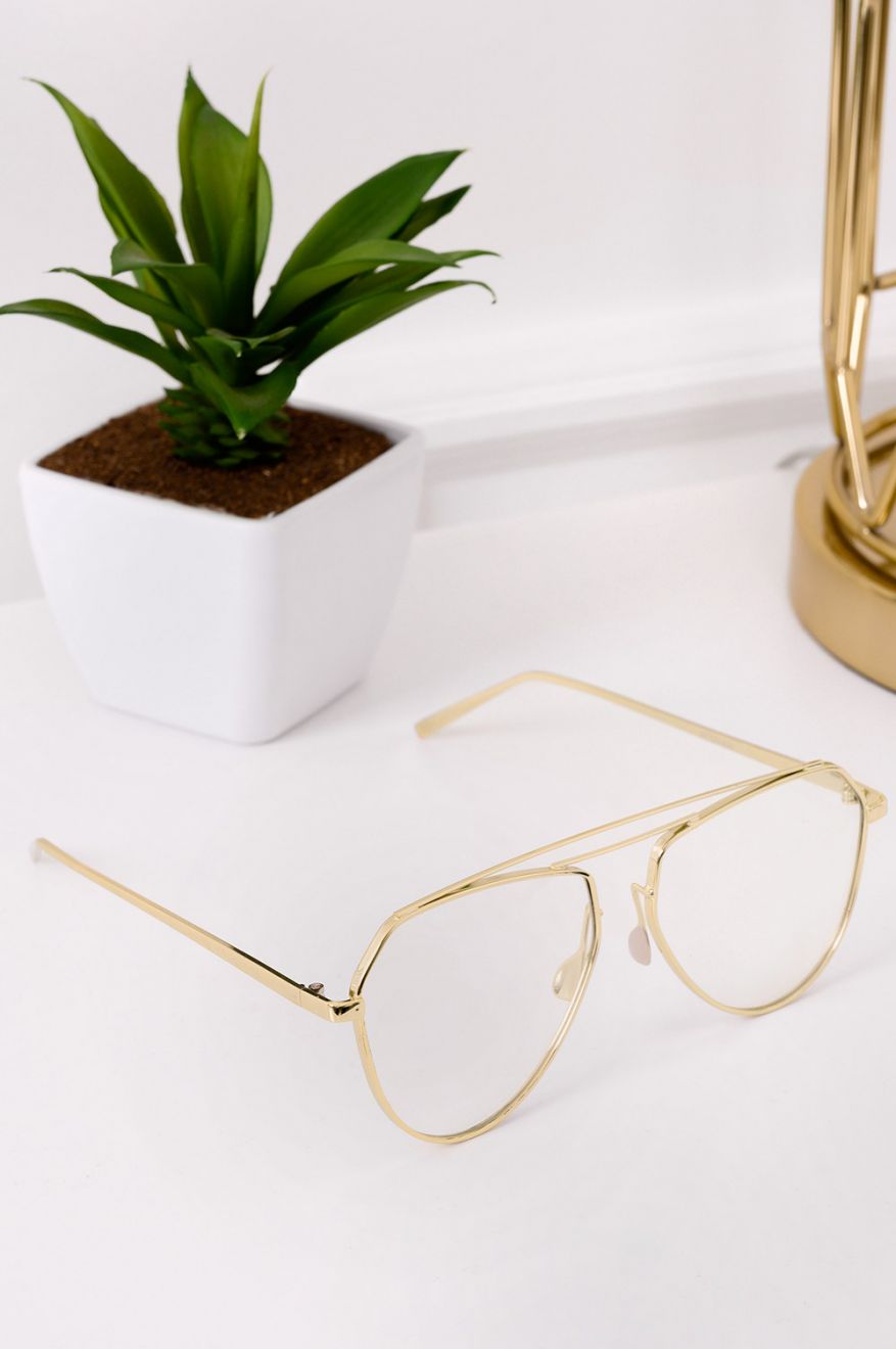 Lunettes avec verres transparents et monture dorée