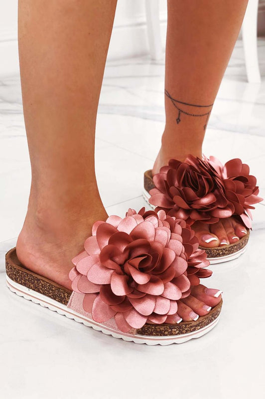 Sandali a ciabatta rosa con fiori applicati