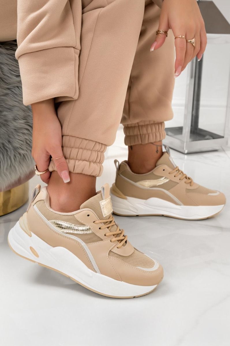 Sneakers beige con inserti laminati oro e lacci