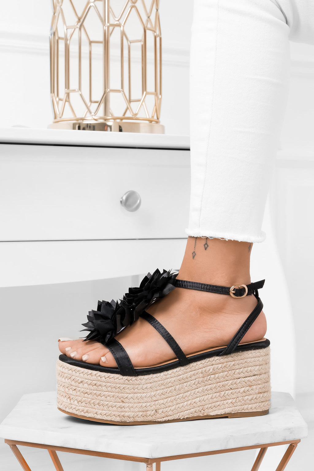 Sandali espadrilles neri in raso con fiore applicato