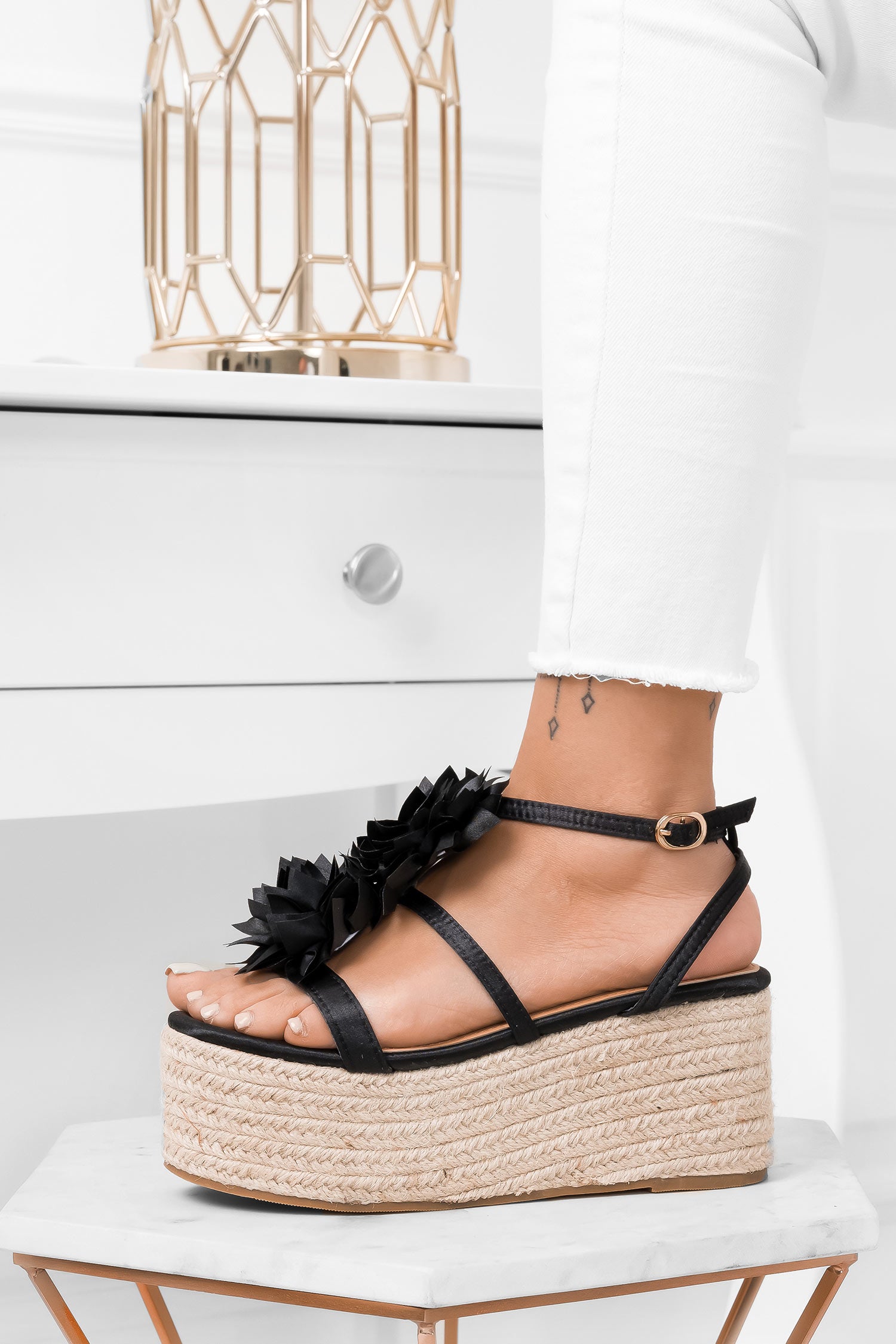 Sandali espadrilles neri in raso con fiore applicato
