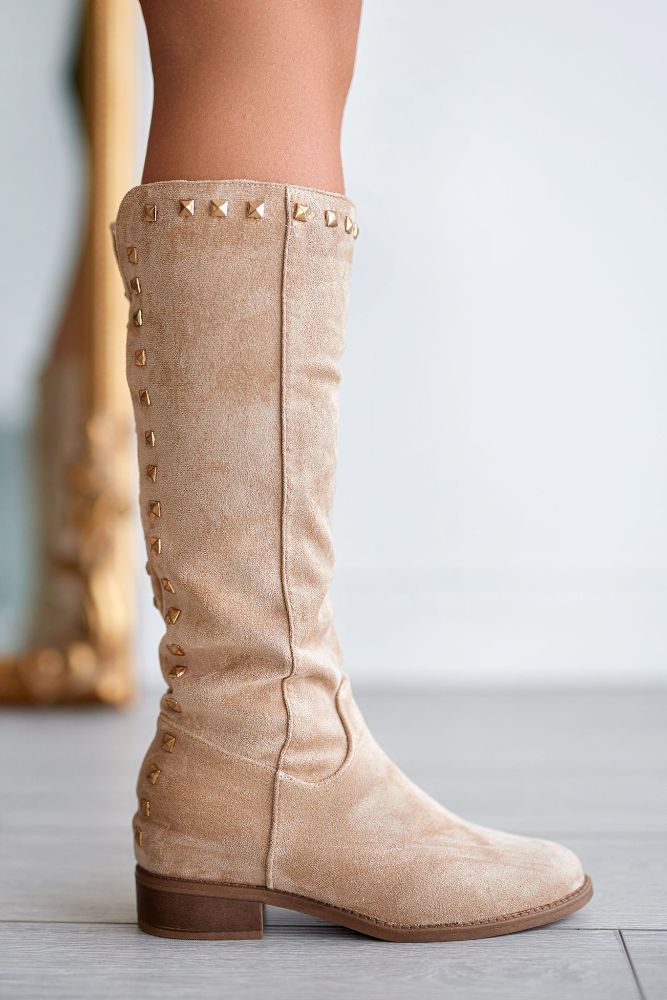 BEATRIX - Alexoo beige boots with internal wedge and studs on the back