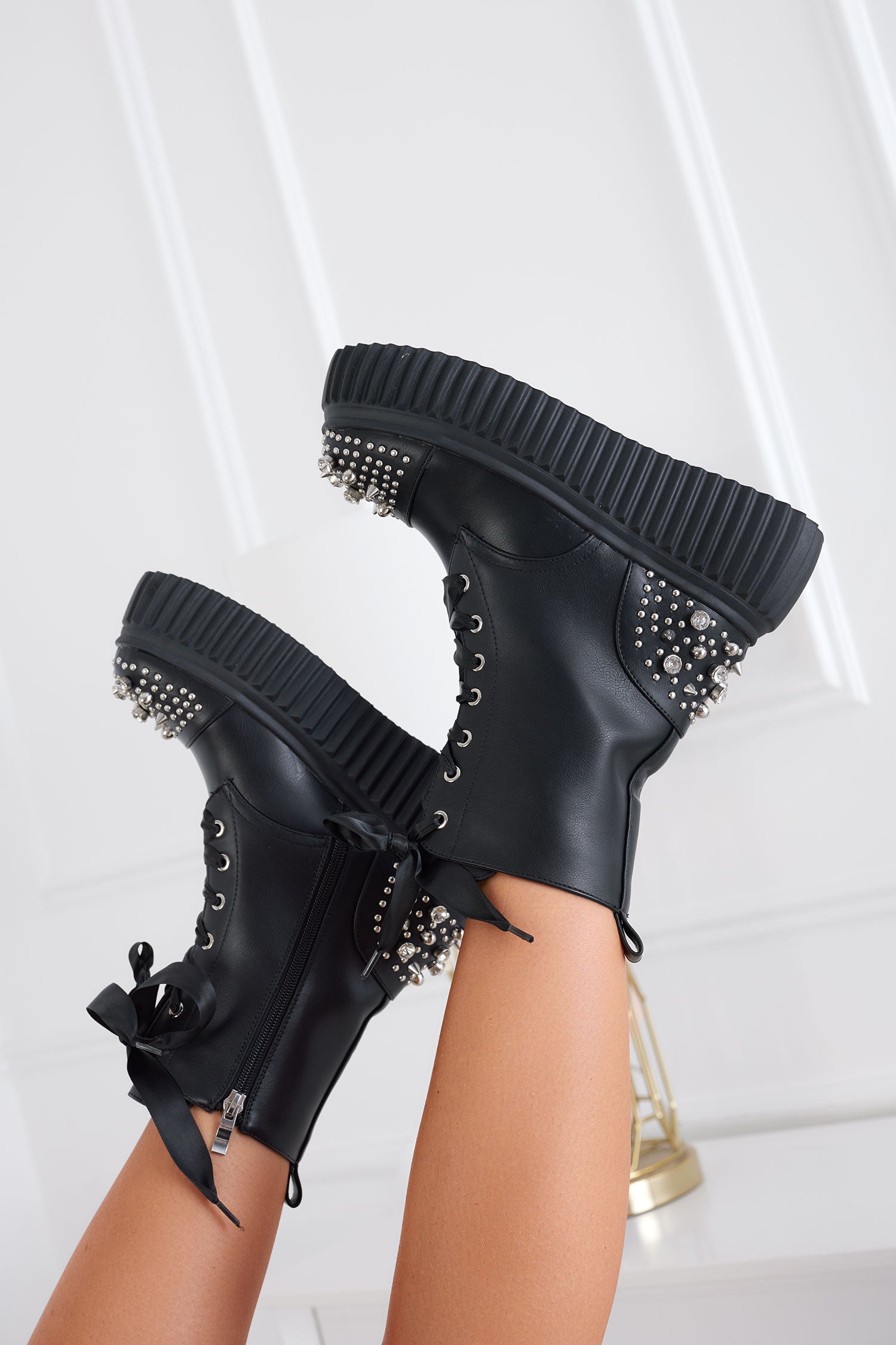 Stivaletti neri Alexoo anfibi con borchie e strass
