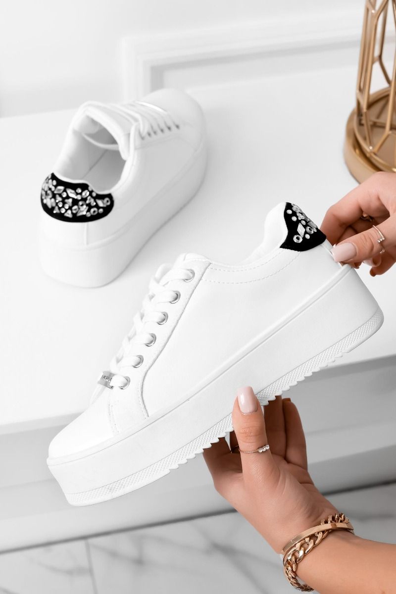 CARRY - Zapatillas blancas con acabados plateados y parte trasera negra con piedras