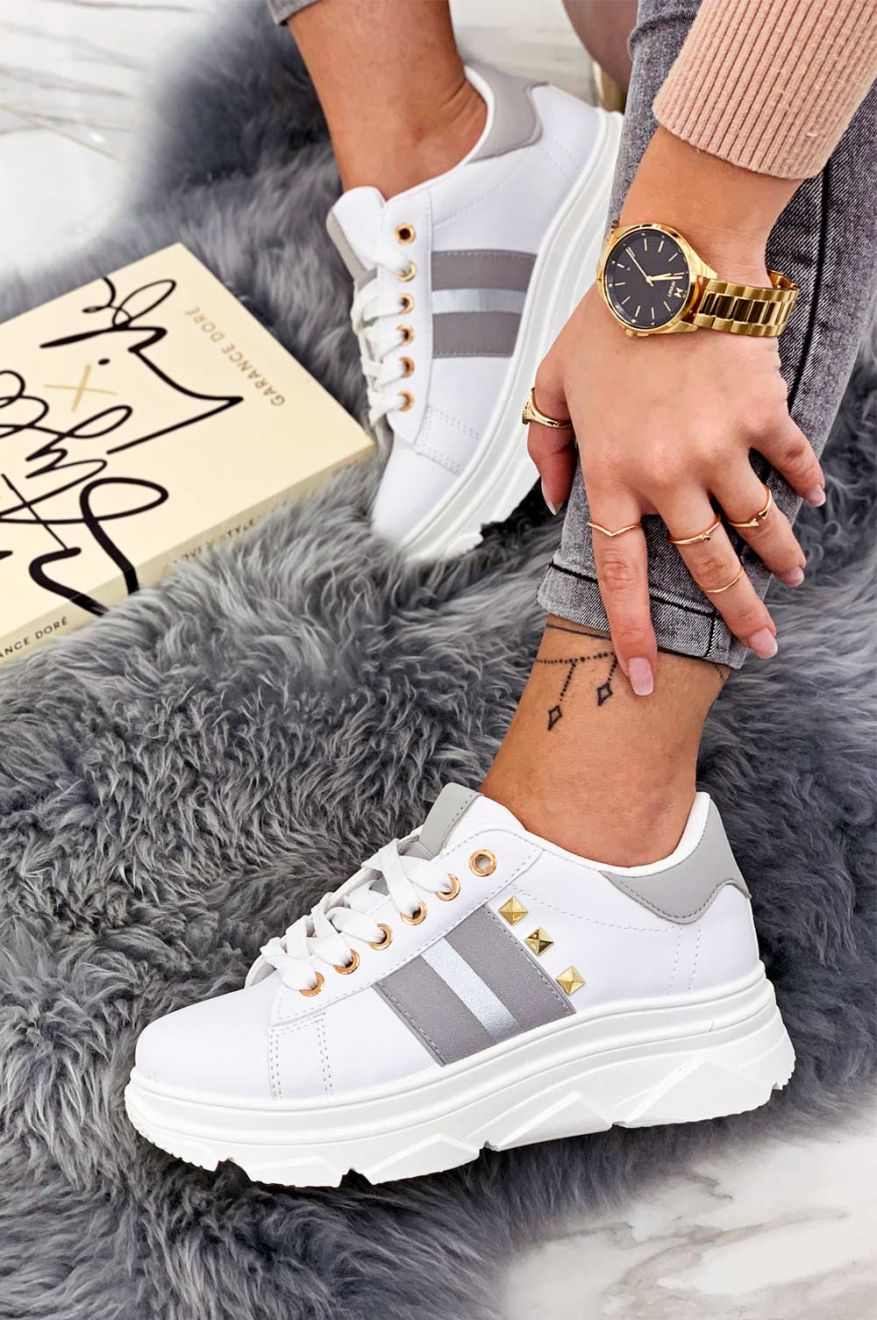 Zapatillas blancas con tachuelas e inserciones plateadas
