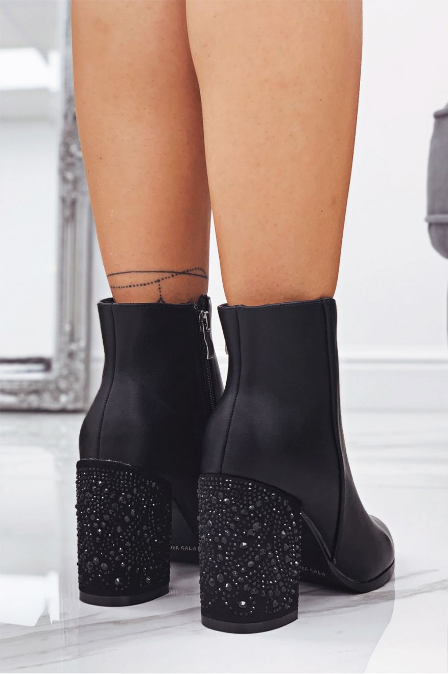 Black ankle boots with comfortable jewel heel
