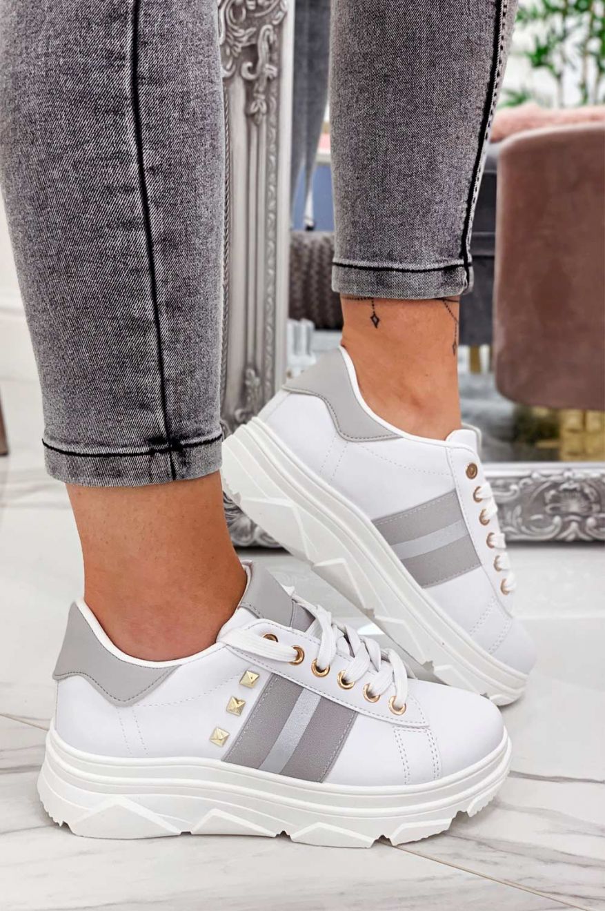 Zapatillas blancas con tachuelas e inserciones plateadas