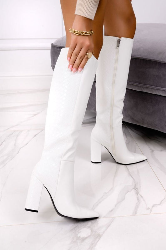 Stivali bianchi in finta pelle con tacco comodo