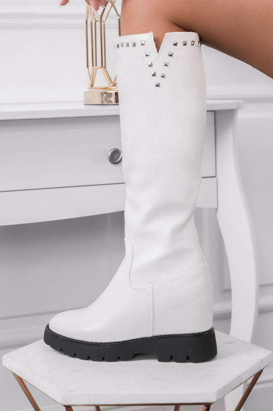 GRAZIELLA - Stivali bianchi con zeppa interna e borchie