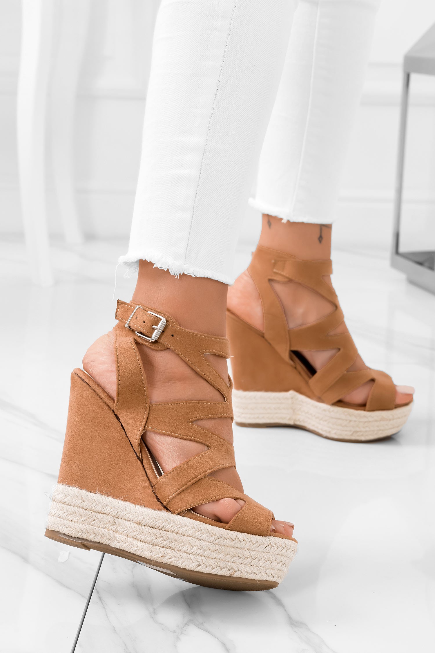 Sandali camel fasciati con zeppa