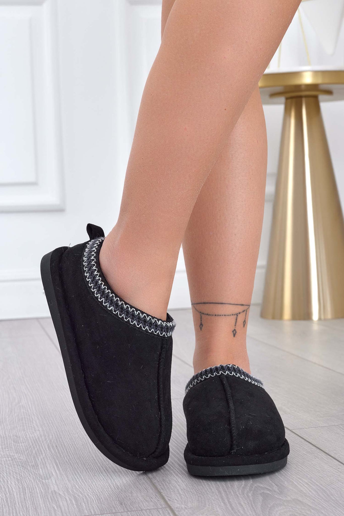 SEAL - Black semi-closed padded slippers