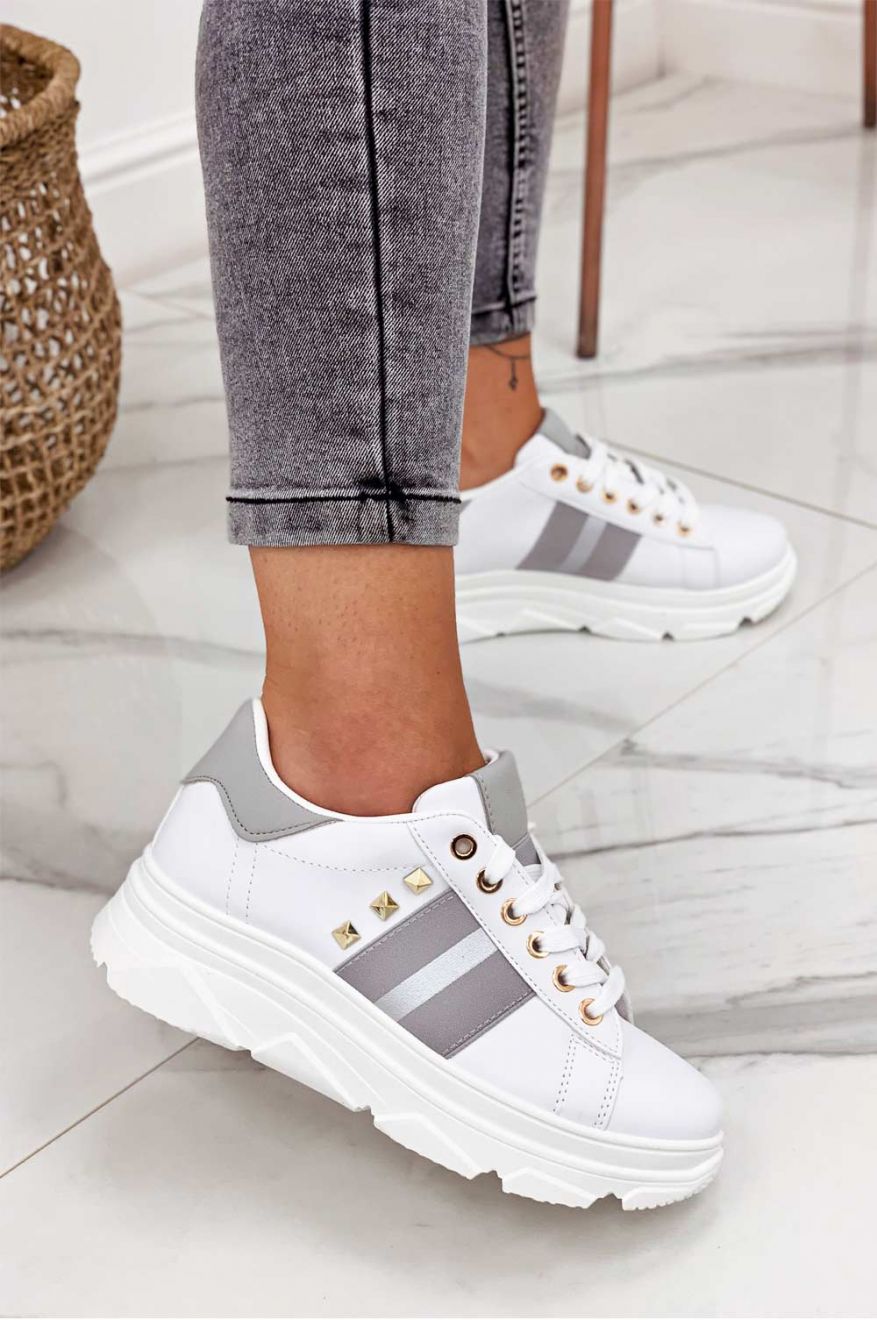 Zapatillas blancas con tachuelas e inserciones plateadas