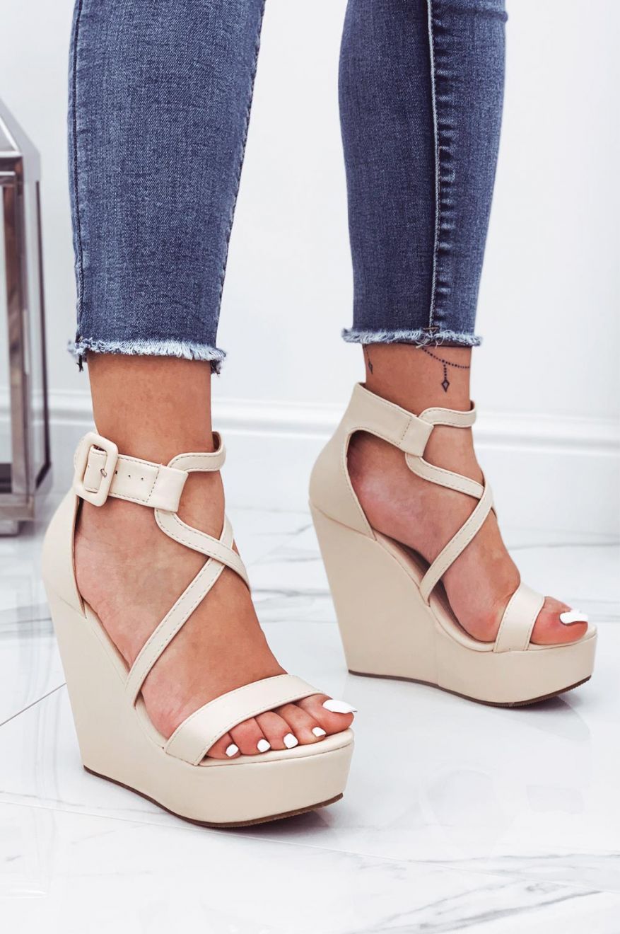 Sandali beige in finta pelle con zeppa